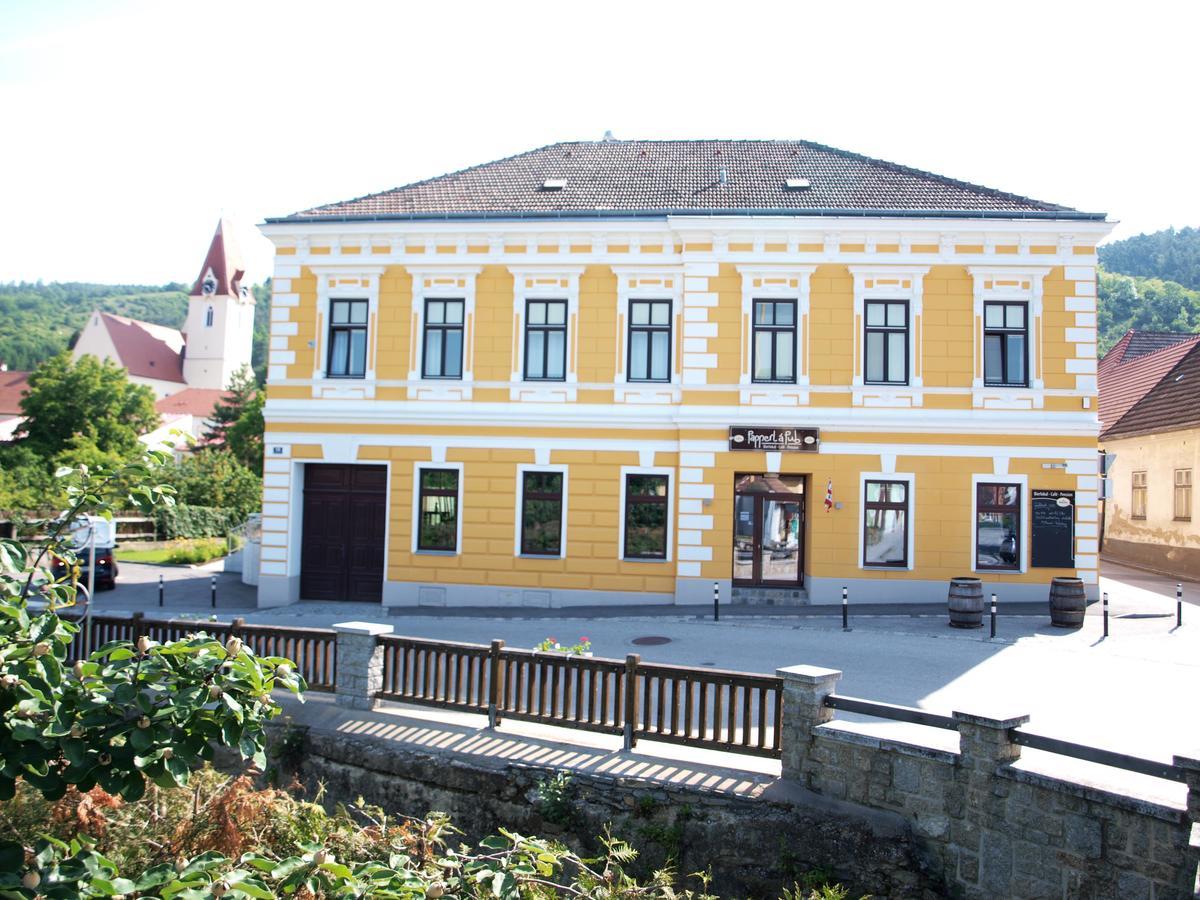Papperl a' Pub Hotel Schonberg am Kamp Bagian luar foto